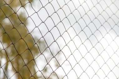 Arka plan bulanık üzerinde metal kafes kafes bezi