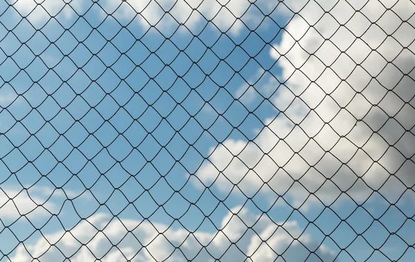 Treillis Métallique Sur Fond Bleu Ciel Nuages — Photo