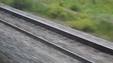 Trenle yolculuk. Hareket eden bir trenin penceresinden ateş, demiryolu parça, raylar, uyuyanlar.