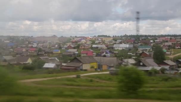在俄罗斯省结算。拍摄从行驶中的火车的窗口。夏季的一天 — 图库视频影像