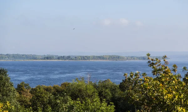 Srednyaya Volga, Rusia. Un paisaje fluvial. Día soleado, nubes, árboles — Foto de Stock
