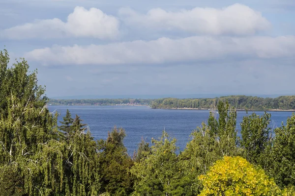 Paisaje fluvial, septiembre, día soleado. Árboles y nubes. Rusia, Volga Medio — Foto de Stock
