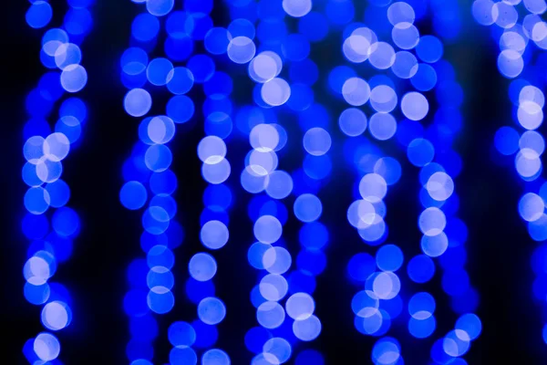 Abstrato desfocado fundo azul. As luzes de iluminações ou luzes em um borrão. Bokeh e desfocagem — Fotografia de Stock