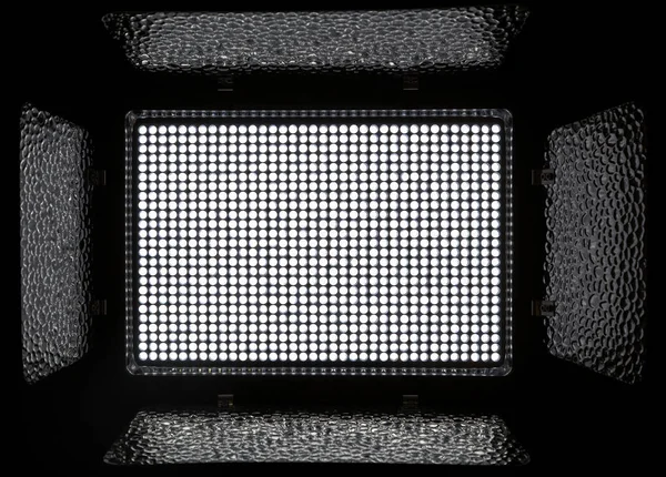 Dispositif d'éclairage pour les prises de vue photo et vidéo. Lumière d'inondation à luminosité variable, avec un rideau composé de 900 LED avec une température de couleur de 5500 Kelvin. Batterie et adaptateur secteur — Photo