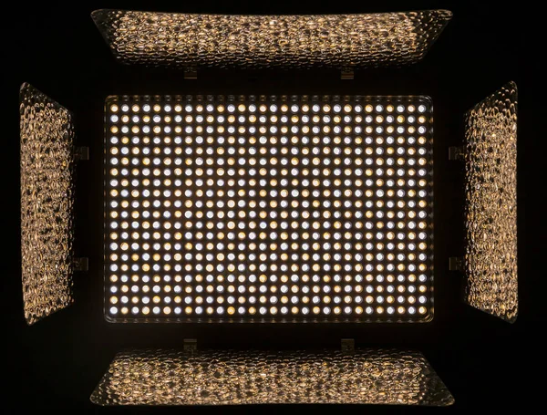 Led projecteur avec stores pour la vidéo et la photographie. 600 diodes blanches et jaunes pour créer de la lumière à température de couleur variable Kelvin 3200-5500. Alimenté par batterie et adaptateur secteur — Photo