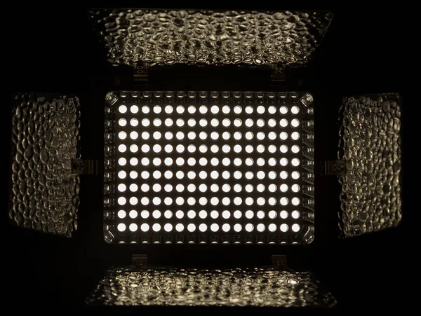 Προβολέας, που αποτελείται από 160 λευκά LED με θερμοκρασία χρώματος 5500k. Εξοπλισμός για φωτογραφία και βίντεο γυρίσματα με κινητά Ρολλά φωτισμού — Φωτογραφία Αρχείου