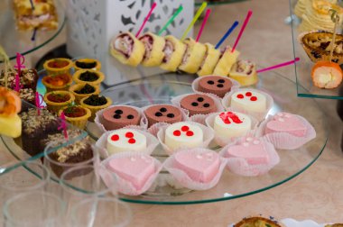 Tatlılar ve aperatifler resepsiyonda. Catering