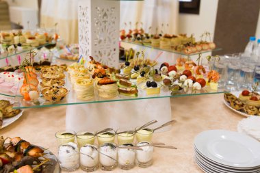 Ziyafet masa atıştırmalıklar, lezzetleri, meyve suyu, içecekler ve tatlılar. Yerinde servis. Catering
