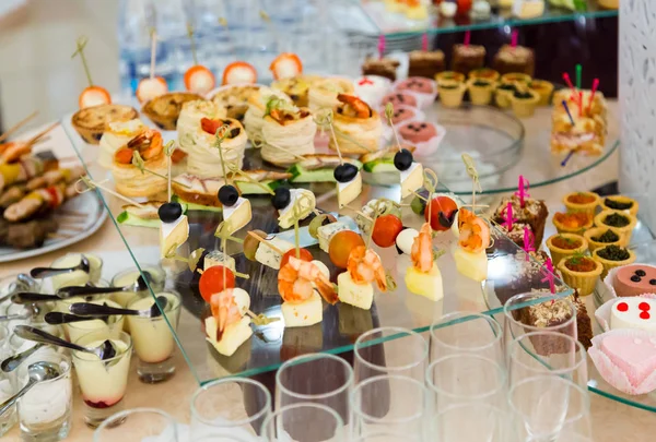 Feestzaal tafel met snacks, lekkernijen, drankjes en desserts. On-site service. Catering — Stockfoto