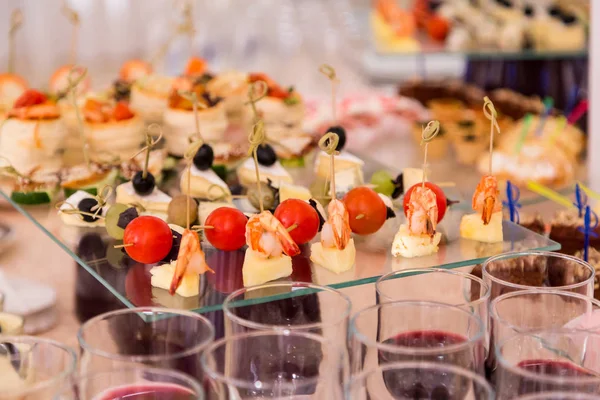 Feestzaal tafel met snacks, lekkernijen, drankjes en desserts. On-site service. Catering — Stockfoto