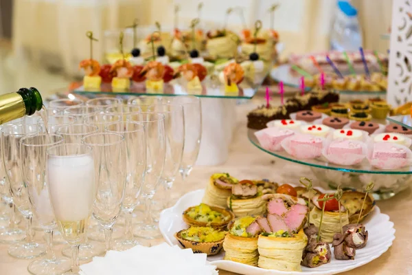 Gourmet snacks, wine, champagne at the Banquet. On-site restaurant. Catering service — Stock Photo, Image