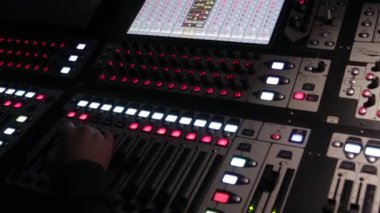 Konserde karıştırma masanın arkasında ses mühendisi iş