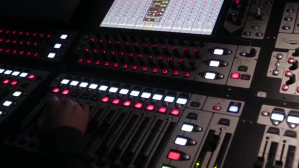 Die Arbeit des Tontechnikers hinter dem Mischpult beim Konzert — Stockvideo