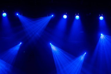 Mavi ışık. Aydınlatma donanımları, projektör gösteri veya performans sırasında sahnede