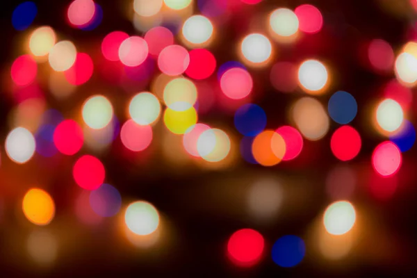 Размытый абстрактный красочный фон. Цветная рождественская гирлянда. Боке и дефокусировка линз — стоковое фото