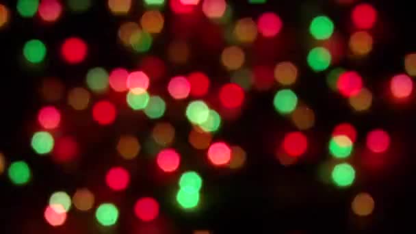 Sfondo sfocato astratto colorato. Ghirlanda di Natale colorata. Bokeh e sfocatura della lente — Video Stock