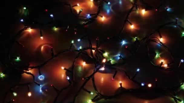与多彩灯闪烁的圣诞树花环 — 图库视频影像