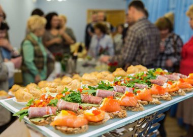 Ziyafet insanlar. Lezzetler ve aperatifler şenlikli masaya. Catering