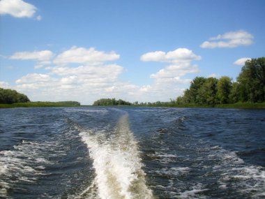 Uyku modundan çıkarma tekneleri su üzerinde. Volga Nehri, Rusya. Yaz güneşli gün, nehir manzara, mavi gökyüzü, bulutlar, Adaları