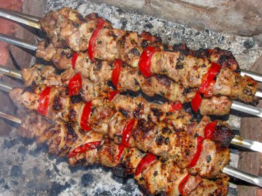 Kömürlerin üzerinde kebap yemek