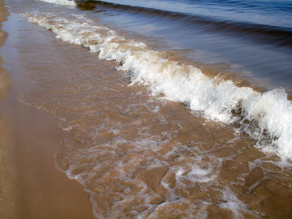 沙岸。河冲浪。阳光明媚的夏日. — 图库照片