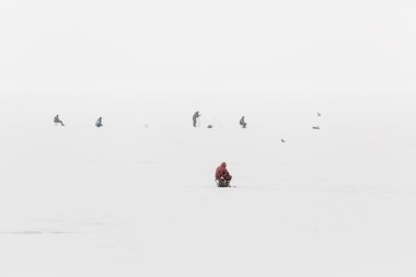 Balıkçılar Nehri üzerinde. Kış balıkçılık Volga üzerinde