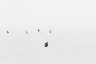 Balıkçılar Nehri üzerinde. Kış balıkçılık Volga üzerinde