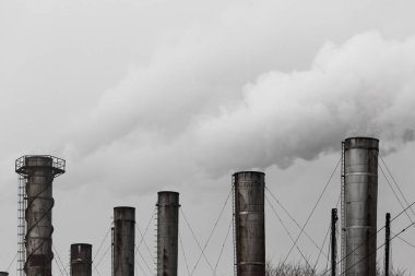 Çevre kirliliği. Atmosfere egzoz emisyon Bacalardan gelen. Birleştirilmiş ısı ve güç