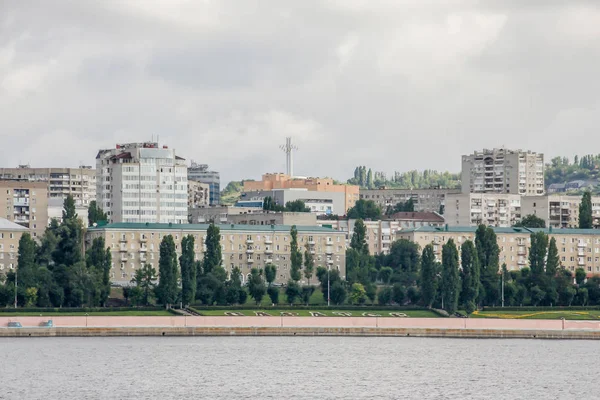 Panorama della città di Saratov dal fiume Volga, Russia. Giornata nuvolosa, paesaggio urbano, case ed edifici — Foto Stock