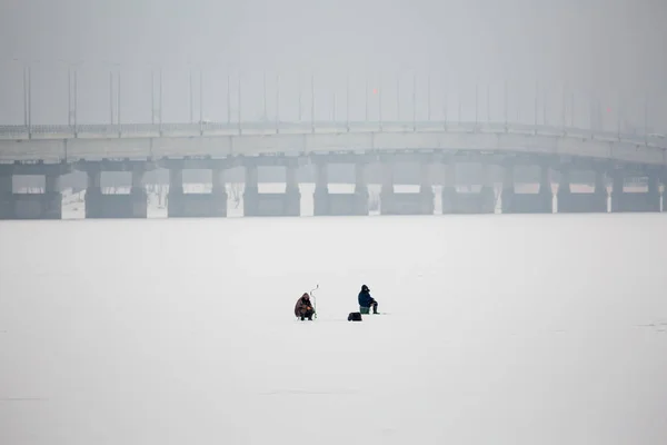 Pesca de inverno no rio Volga em Saratov, Rússia. Ponte rodoviária — Fotografia de Stock