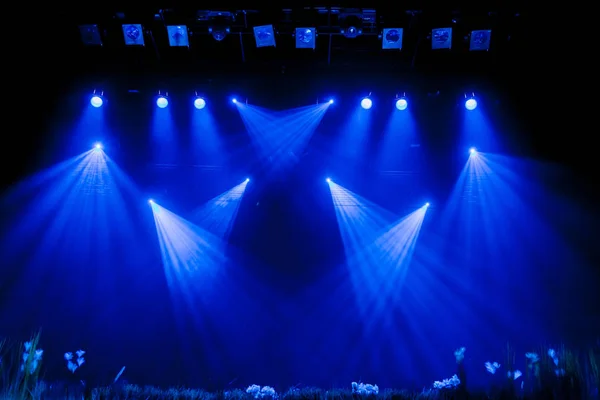 Lighting equipment on the stage. Blue rays of light through the smoke during theatrical performances. — Stock Photo, Image