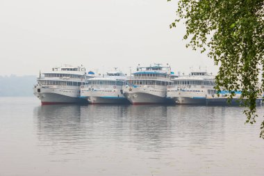 Dört turist tekne at Wharf Volga Nehri üzerinde. Rusya, Plyos, Ivanovo bölge. Nehir yolculukları