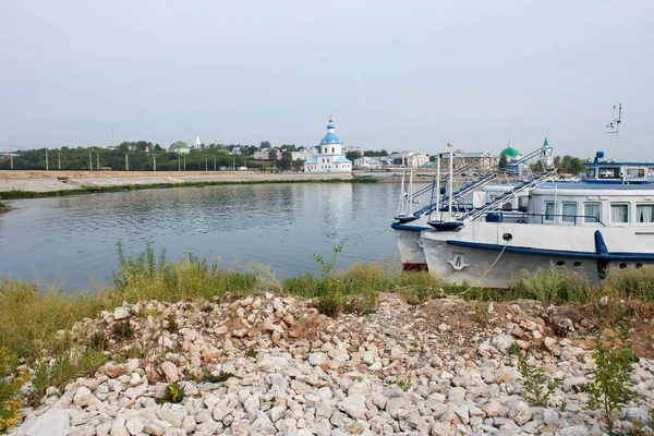 Paisagem com um rio e barcos no cais do dique de Cheboksary. Rússia, Volga, verão — Fotografia de Stock