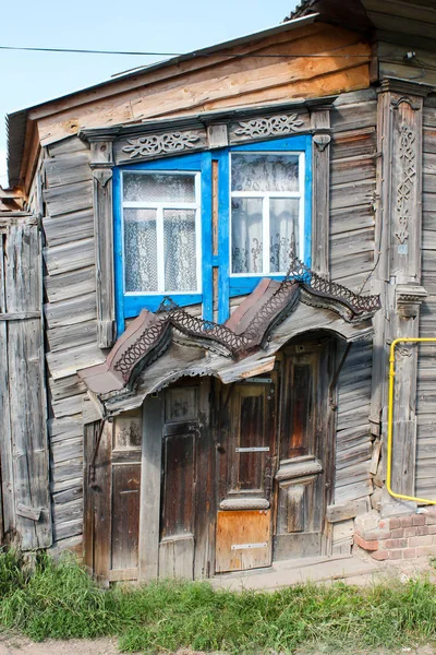 Strana casa di legno traballante. Provincia russa. Estate — Foto Stock