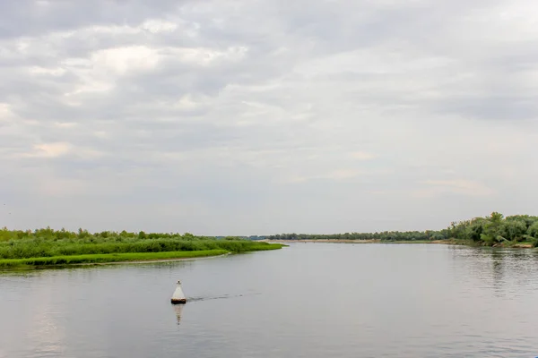 L'embouchure de la Volga dans la région d'Astrakhan. Photographie depuis le vaisseau. Une croisière fluviale . — Photo