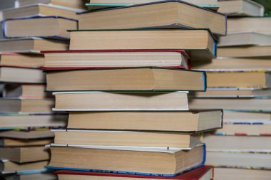 Bir yığın eski kütüphanede kitap
