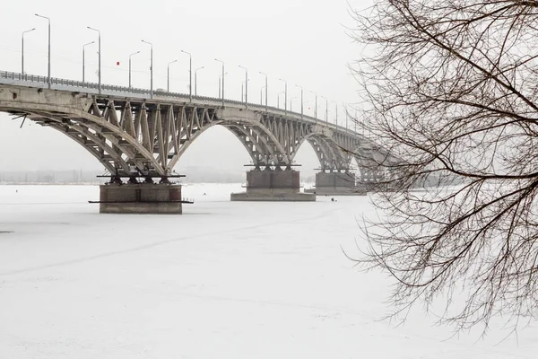 Puente de carretera sobre el río Volga en Saratov, Rusia. Invierno, hielo en el río —  Fotos de Stock