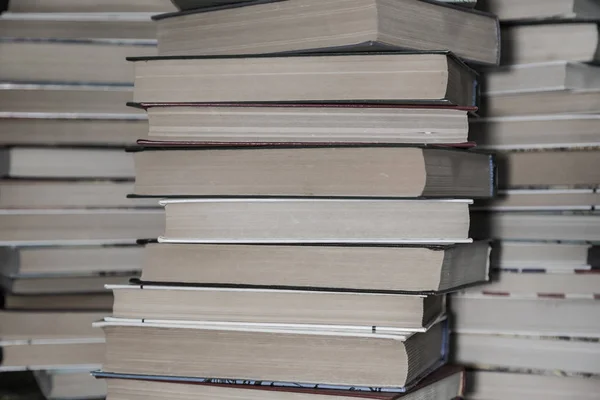 Een stapel boeken van oude in de bibliotheek — Stockfoto