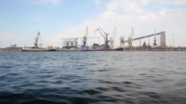 Volga Nehri bağlantı noktası. Videodan hareketli bir gemi güverte