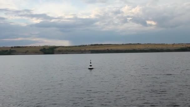 Paisaje del río. Sobre la boya. Crucero Volga, Rusia. Verano, cielo, nubes. Filmación desde un barco en movimiento . — Vídeos de Stock