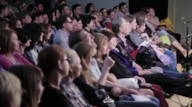 Seyirci tiyatro gösterisinde dikkat et. İnsanlar izleyici