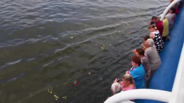 Passengers of the ship throw flowers into the river Volga — Stock Video