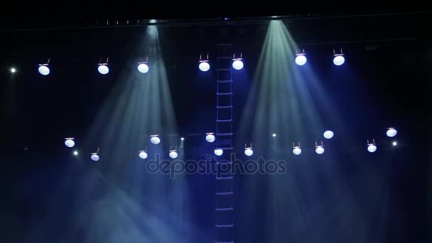 Театральне обладнання на сцені: прожектори, сканери, голова, дим, спецефекти — стокове відео