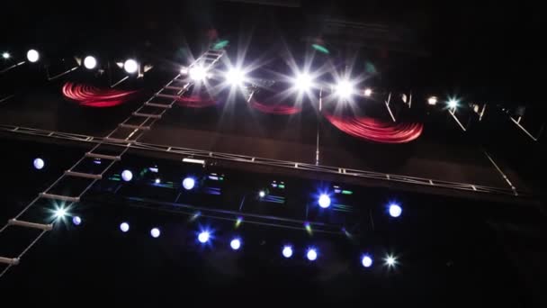Equipamento teatral no palco: holofotes, scanners, cabeças, efeitos especiais . — Vídeo de Stock