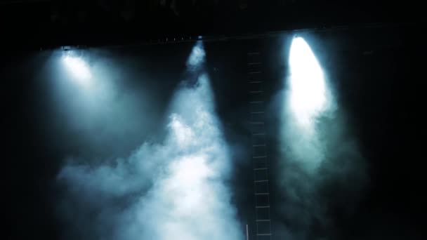 Concert smoke on the stage during the performance. Theatrical special effects — Stock Video