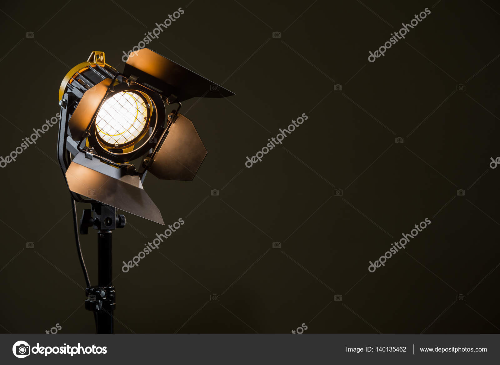 Spotlight with directional light with a Fresnel lens, halogen lamp