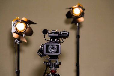 Video kamera (kamera) bir tripod ve iki halojen projektör ile Fresnel lens. Bir röportaj çekim.