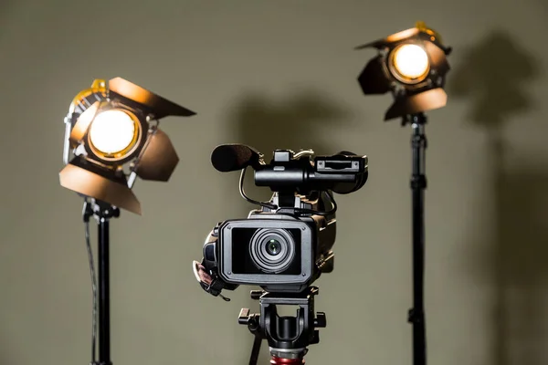 Camcorder and the two spotlights with Fresnel lenses. Filming in the interior or Studio — Stock Photo, Image