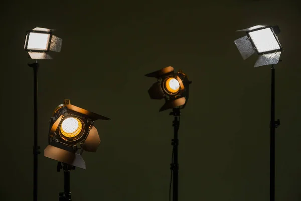 Halógeno y luces led. Proyectores con lentes Fresnel. Fotografía de estudio. Sesión de fotos y videos . —  Fotos de Stock
