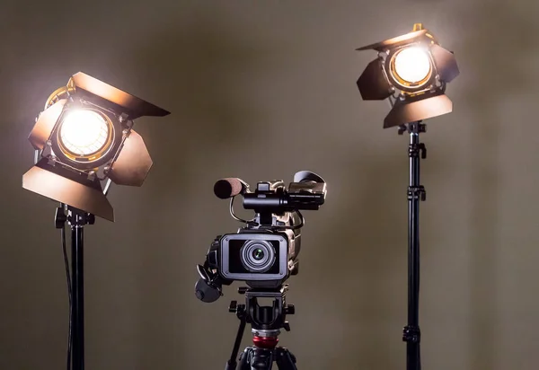 Camcorder and the two spotlights with Fresnel lenses. Filming in the interior or Studio — Stock Photo, Image